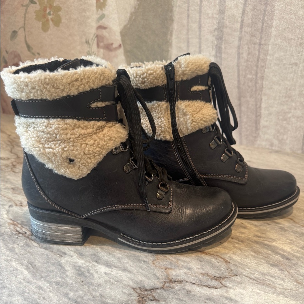 Dromedaris Kara Black Shearling Boots
